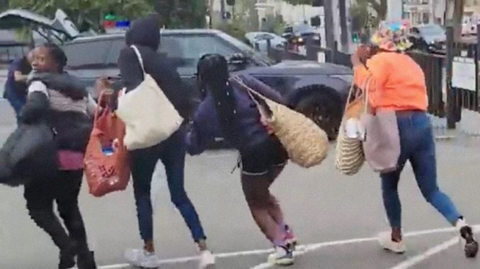 looting-tourism