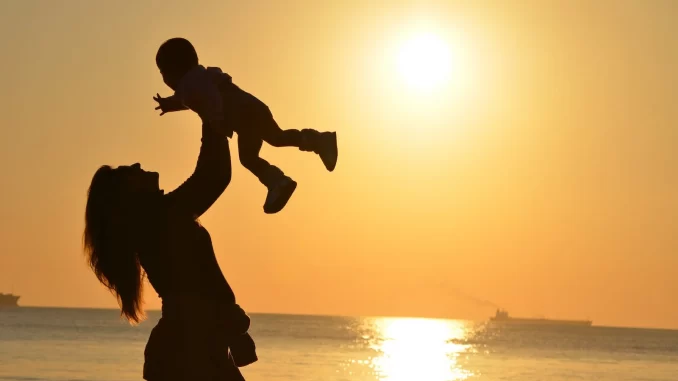 mother-daughter-love-sunset-51953